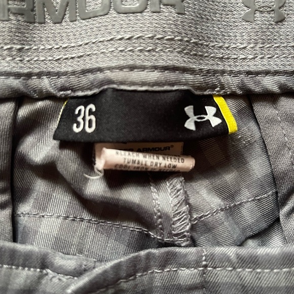 Men’s Under Armour Gray Flat Front Shorts - Picture 3 of 6